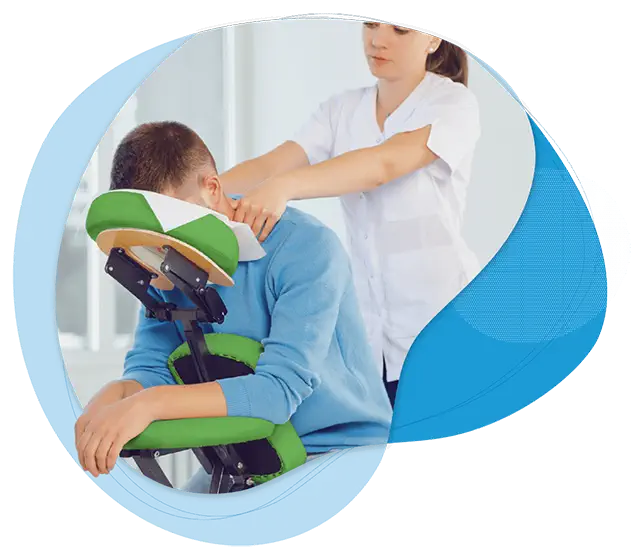 Masajista realizando un masaje express en silla ergonómica a un colaborador