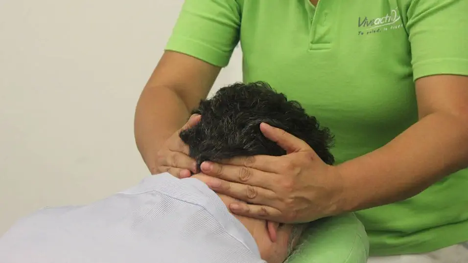Masaje express en cabeza y cuello a un colaborador